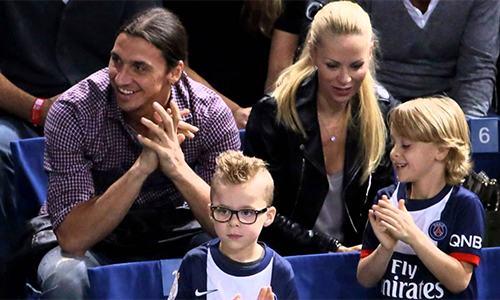 Hai con trai thuyết phục Ibrahimovic đến Man Utd