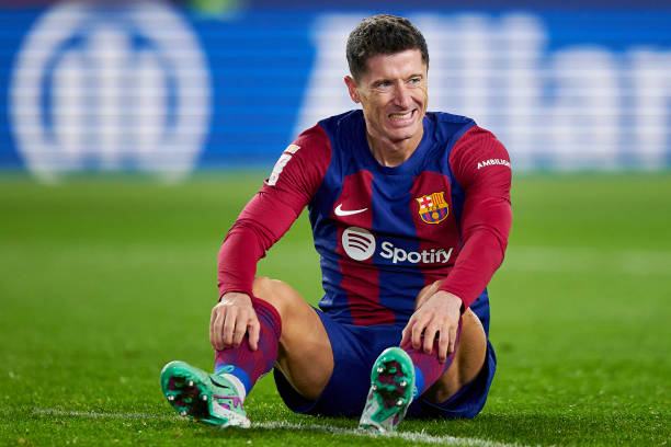 Cạn dần kiên nhẫn, Barca tính đẩy Lewandowski đi