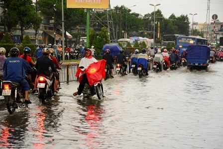 Nhiều tuyến đường ngập sâu khi mưa lớn