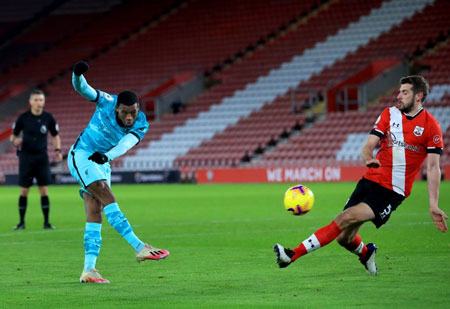 Liverpool và Wijnaldum bất đồng, Barca mở cờ trong bụng