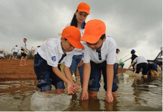 ĐH Hoa Sen thả cá, trồng rừng vì môi trường