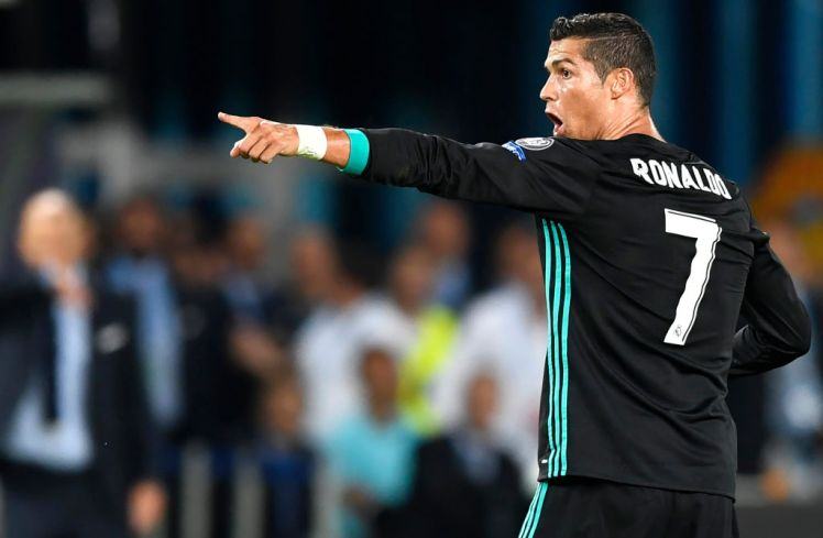 Mourinho nhiếc móc Ronaldo, Bale quay ngoắt MU