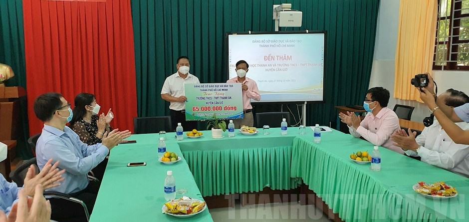 Tiếp sức học sinh đến trường ở xã đảo Thạnh An, Cần Giờ