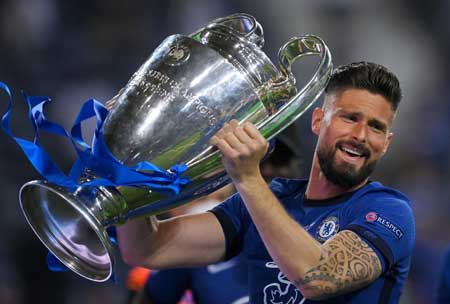 Vừa gia hạn với Chelsea, Giroud đã nhấp nhổm ra đi