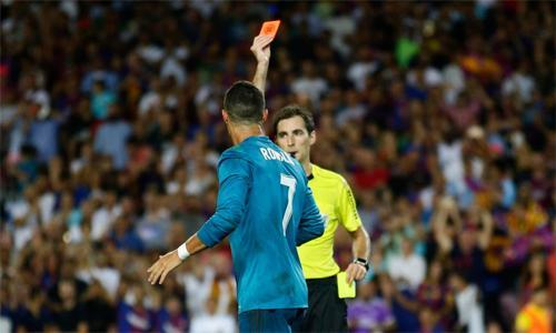 Ronaldo đối mặt án treo giò đến 12 trận do đẩy trọng tài