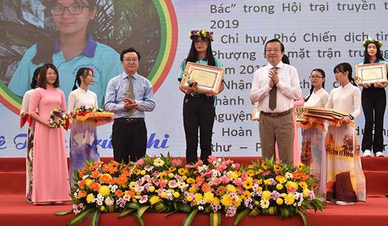 Học sinh hòa chung nhịp đập xây dựng thành phố