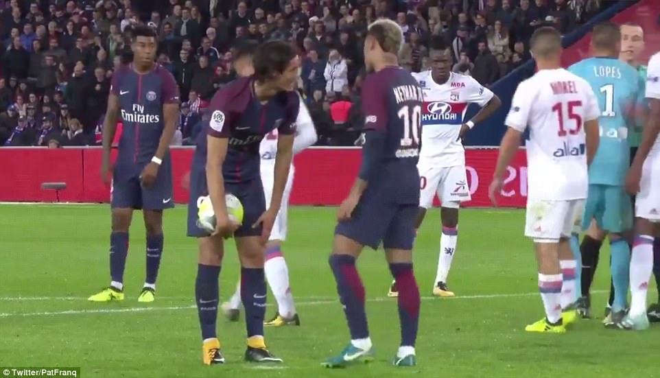 Neymar tranh đá phạt đền với Cavani