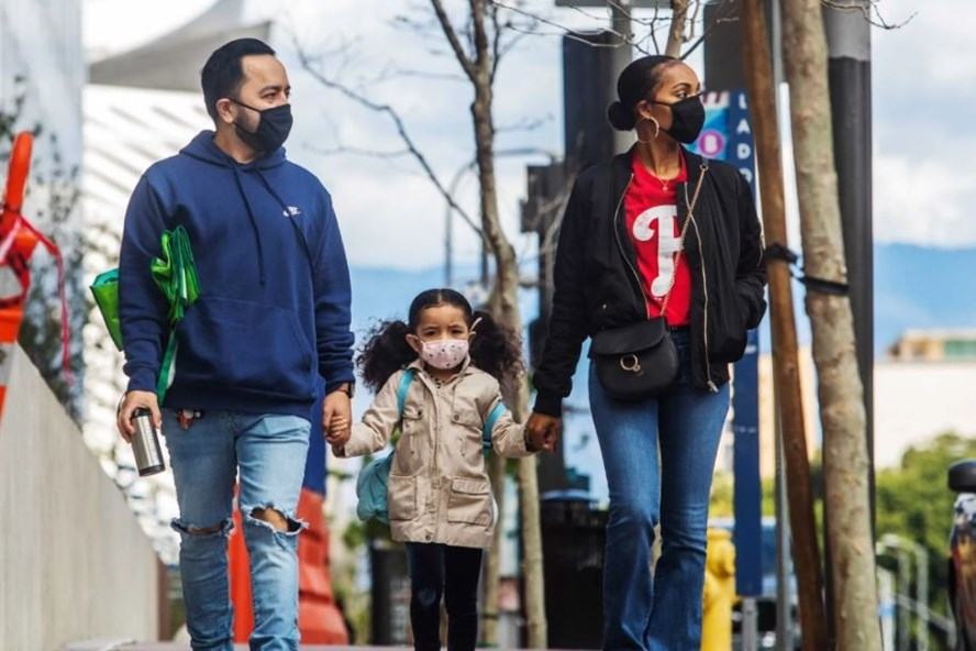 Gần 70% quận ở Mỹ có tỉ lệ lây truyền cao, người dân phải đeo khẩu trang