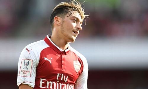 Petit khuyên Arsenal bán Ozil