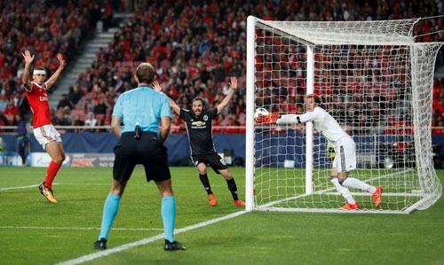 Rashford ghi bàn từ 35 mét, Man Utd toàn thắng ở Champions League