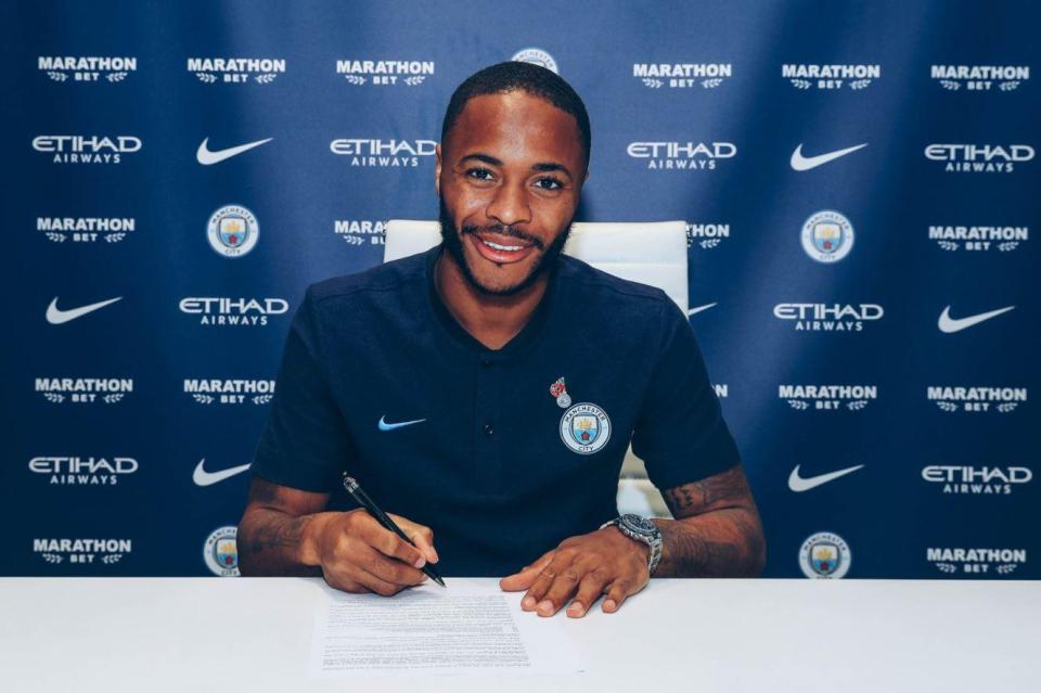 Sterling gia hạn hợp đồng khủng với Man City