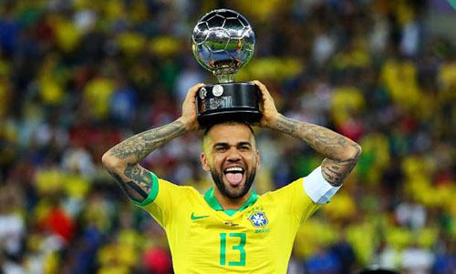 Dani Alves nhận giải Cầu thủ hay nhất Copa America 2019