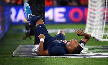 PSG lo sốt vó khi Mbappe và Cavani cùng chấn thương