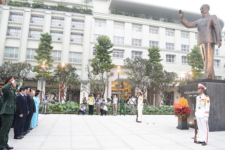 Đoàn Đại biểu Đảng bộ TP.HCM dâng hương Tượng đài Chủ tịch Hồ Chí Minh