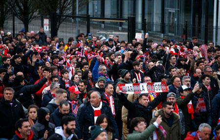 CĐV hành động xấu xí, Atletico trả giá ở trận Man City