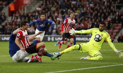 Thủ môn dự bị giúp Man Utd thoát thua Southampton