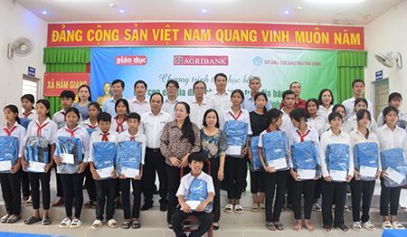 Trao 150 suất học bổng cho con em gia đình chính sách tại Trà Vinh