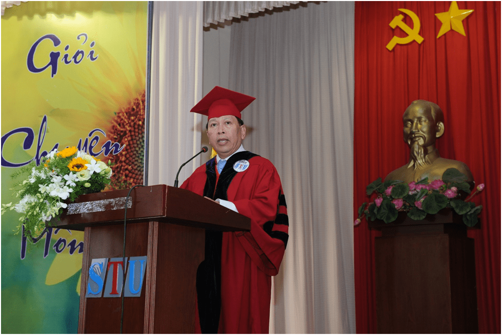 ĐH Công Nghệ Sài Gòn phát bằng tốt nghiệp cho 1.184 tân cử nhân