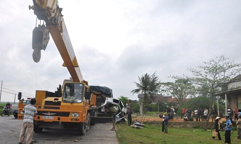 CSGT huy động xe cẩu để di chuyển hai chiếc xe bị tai nạn ra khỏi l&ograve;ng đường.