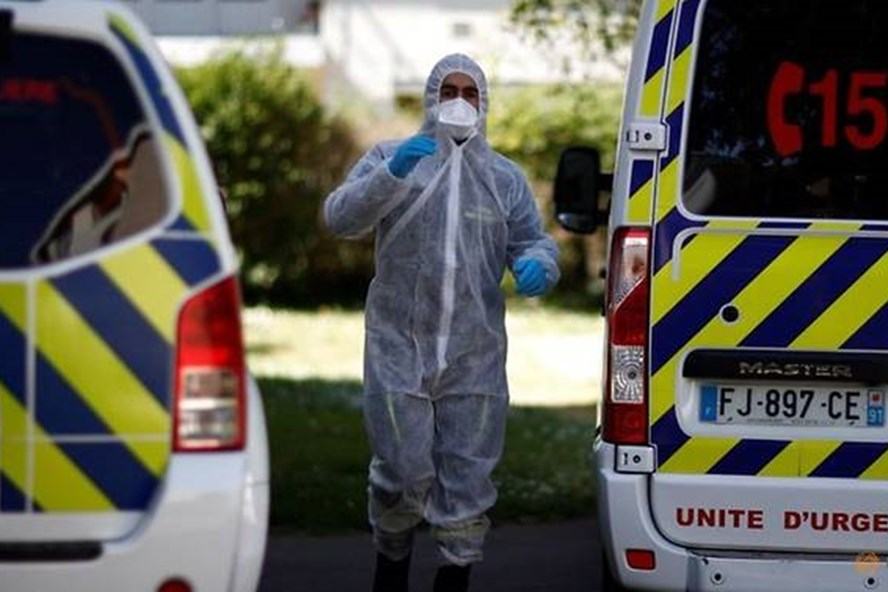 Pháp: Ca COVID-19 và ca tử vong lại gia tăng đáng lo ngại