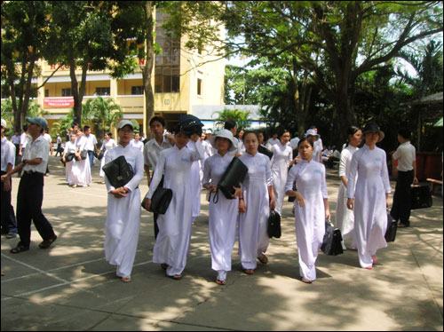 Trường THPT Nguyễn Hữu Cầu tròn 40 năm thành lập