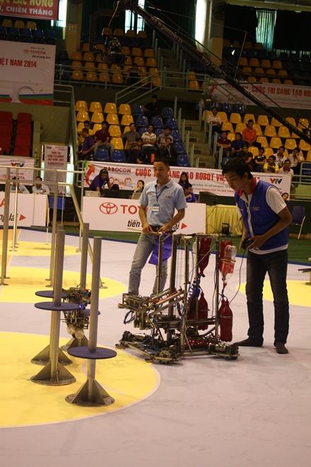 10 đội phía Nam vào chung kết Robocon