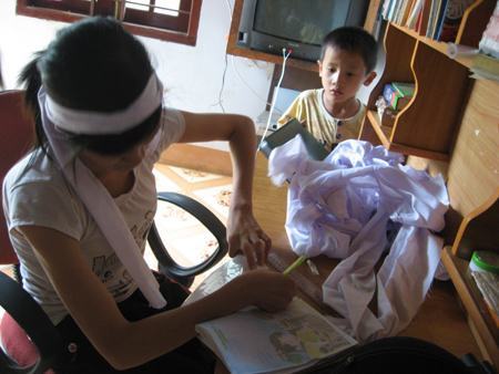 10 năm nhờ đôi chân cha tìm con chữ