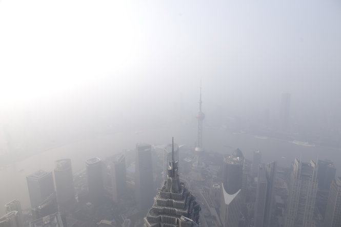 Thành phố Thượng Hải chìm trong sương mù ô nhiễm vì khí thải - Ảnh: Reuters