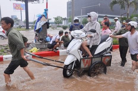 100 nghìn/lượt giải cứu xe máy qua đoạn đường ngập úng ở Hà Nội