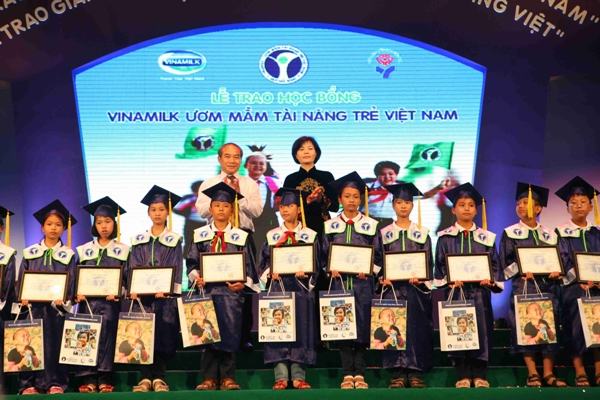 1000 suất học  bổng Vinamilk dành cho học sinh nghèo trên cả nước