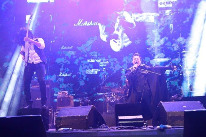 10.000 người máu lửa trong đêm nhạc Trần Lập