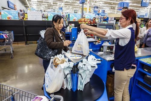 Trước vụ kiện, Walmart bắt buộc nhân viên thu ngân phải đứng làm việc. Ảnh: Fortune.