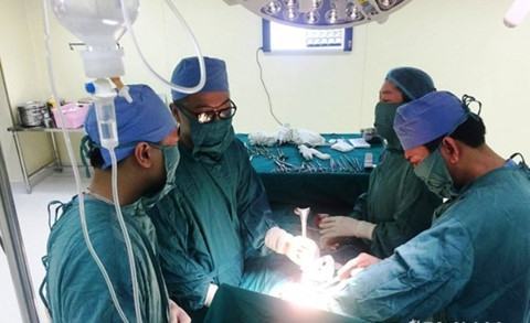 Cứu sống bệnh nhân bị cướp đâm thủng tim, gan