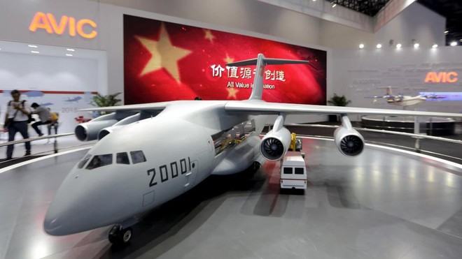 Một mẫu máy bay vận tải quân sự Y-20 của AVIC được trưng bày ở hội chợ Bắc Kinh năm 2015 /// Reuters