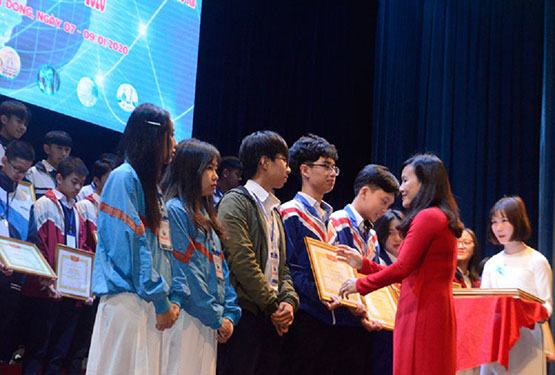 Trao giải Cuộc thi khoa học kỹ thuật cho học sinh