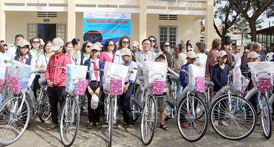 Lâm Đồng: Trao quà cho học sinh nghèo hiếu học