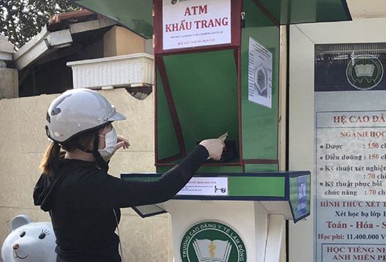 Trường CĐ Y tế Lâm Đồng sáng tạo máy “ATM khẩu trang”