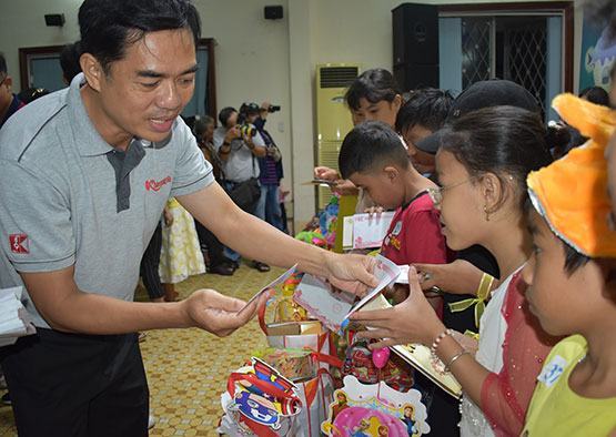 Chia sẻ niềm vui Tết Trung thu đến bệnh nhi bệnh nan y