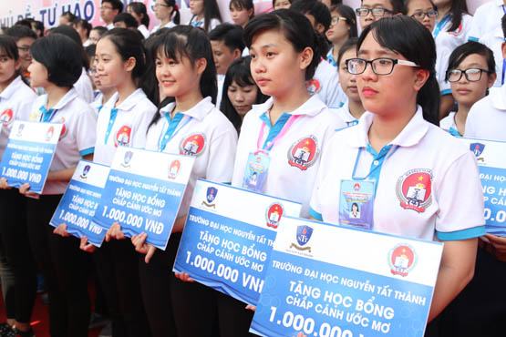 Trường ĐH Nguyễn Tất Thành trao học bổng cho tân sinh viên