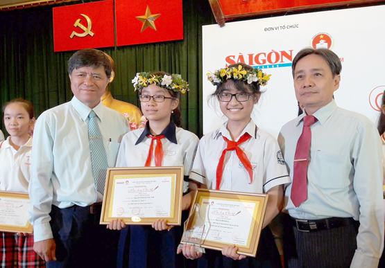 Trao giải cho 28 thí sinh xuất sắc tại cuộc thi “Prudential – Văn hay chữ tốt”