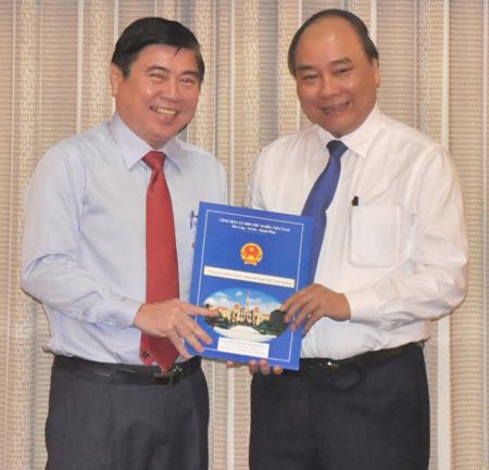 Trao quyết định cho Chủ tịch, Phó Chủ tịch UBND TP.HCM