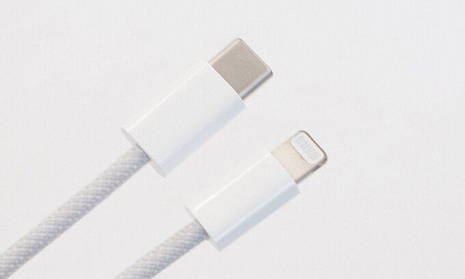 iPhone 12 sẽ kèm cáp USB-C to Lightning bọc dù