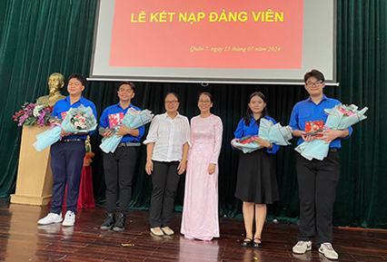 Trường THPT Lê Thánh Tôn kết nạp 4 đảng viên mới là học sinh