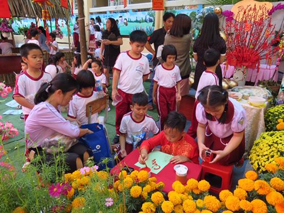 Tặng quà Tết cho học sinh khó khăn
