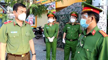 Lãnh đạo Công an TPHCM thăm hỏi, trao quà cán bộ chiến sĩ tại chốt kiểm soát phòng, chống dịch