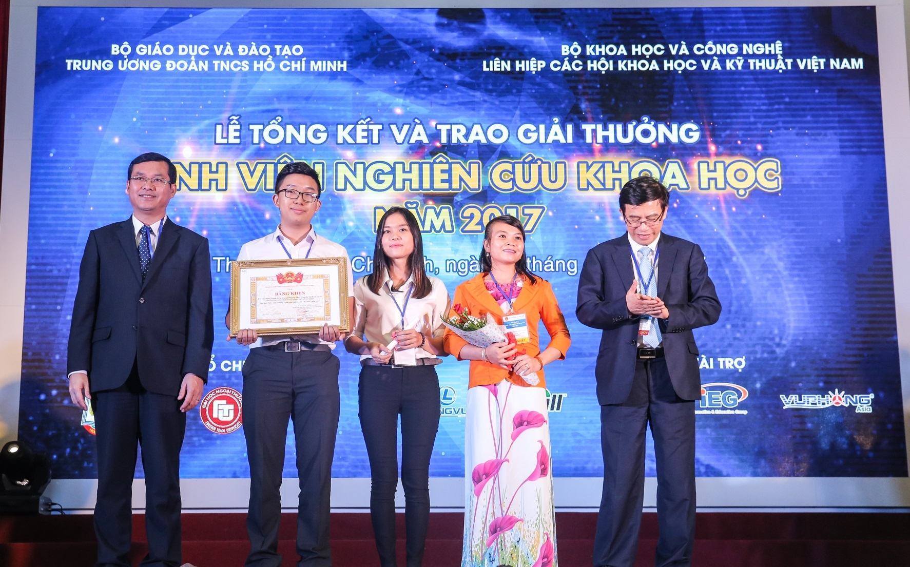 Bí quyết NCKH của nhóm sinh viên HUTECH đạt giải Nhất cấp Bộ