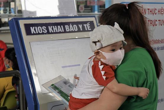 Quét mã QR để khai báo y tế tại các bệnh viện