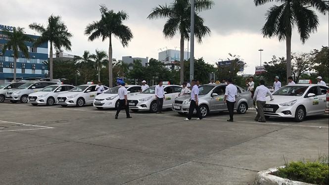Hé lộ lý do taxi đồng loạt ngưng đón khách tại sân bay Đà Nẵng