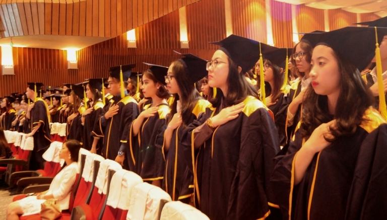 ĐH Hoa Sen phát bằng tốt nghiệp cho 887 sinh viên