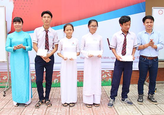Đoàn trường THPT Tân Túc tặng 22 suất học bổng cho học sinh khó khăn năm học 2016-2017 và Giao lưu cùng kỷ lục gia trí nhớ Dương Anh Vũ